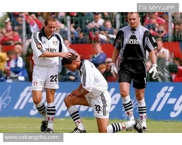 足球明星青春岁月的珍贵瞬间回顾与对比照片展示 足球明星青春岁月的珍贵瞬间回顾与对比照片展示