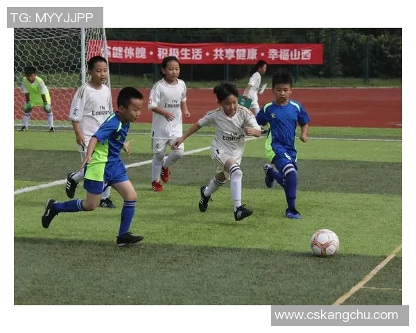 10月25日足球明星齐聚一堂展现精彩球技引发球迷热烈追捧 10月25日足球明星齐聚一堂展现精彩球技引发球迷热烈追捧