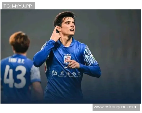 白色头发足球明星男的魅力与成就揭秘,探索他在绿茵场上的传奇故事与风采 白色头发足球明星男的魅力与成就揭秘,探索他在绿茵场上的传奇故事与风采